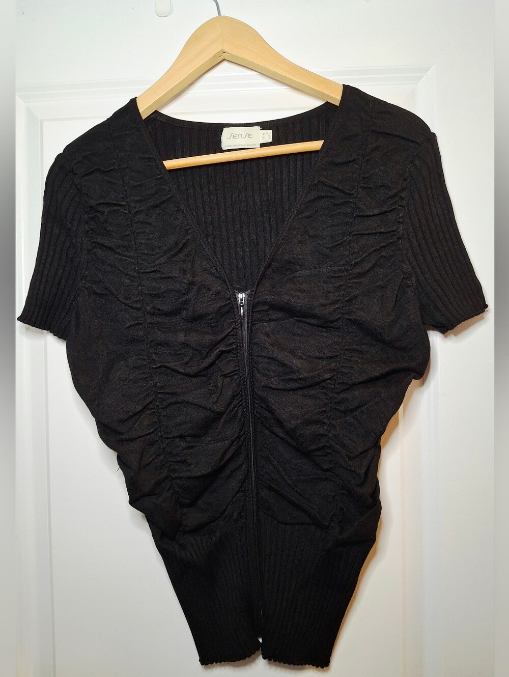 Vintage Y2K Stretchy V-Neck Zip Top (M)